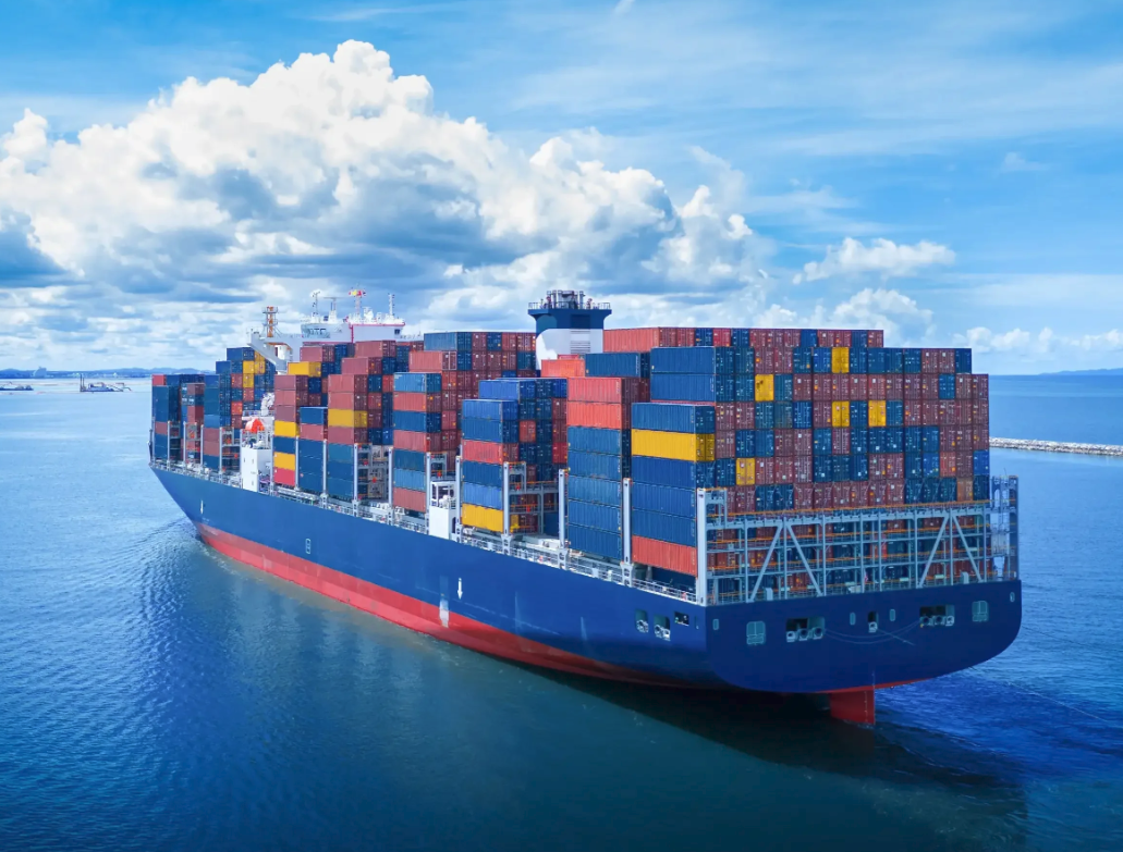 Barco portacontenedores en ruta marítima de China a Latinoamérica